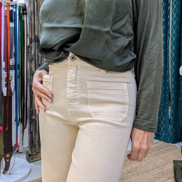 Pantalon de couleur beige clair, porté par un mannequin
