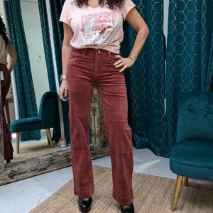 Pantalon de couleur rouge, porté par un mannequin