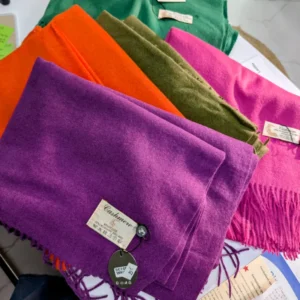 echarpe posé sur une table, pleins de couleur différentes