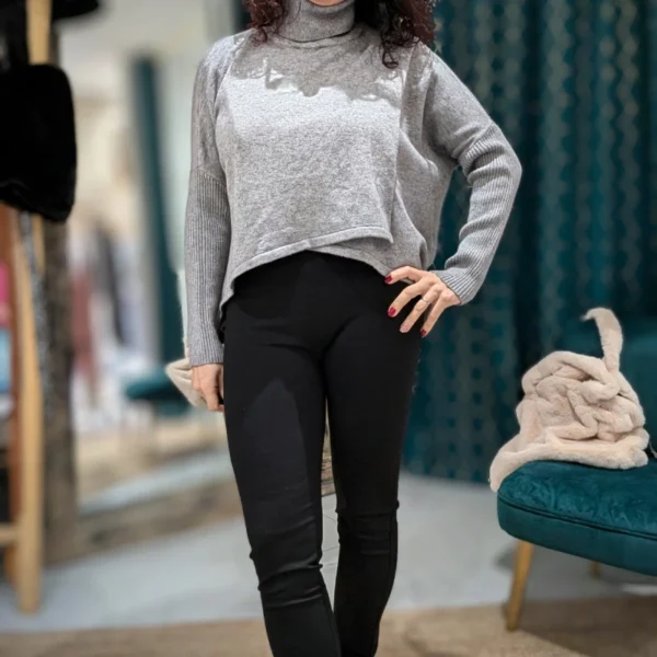 Pull court de couleur gris, porté par un mannequin