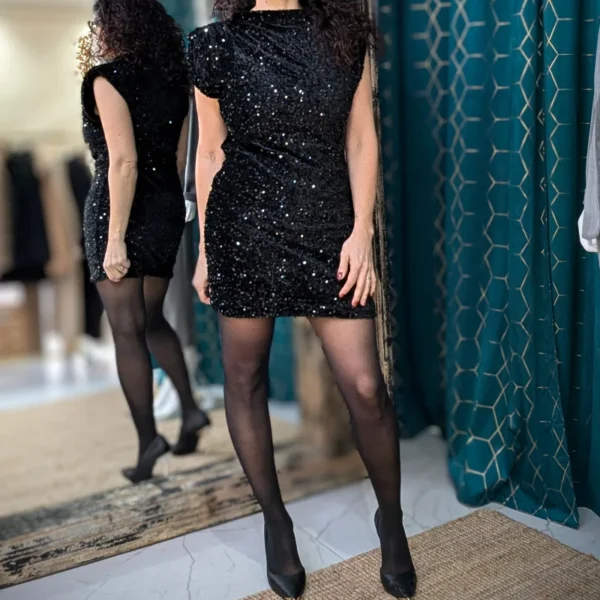 Robe courte de couleur noir, portée par un mannequin