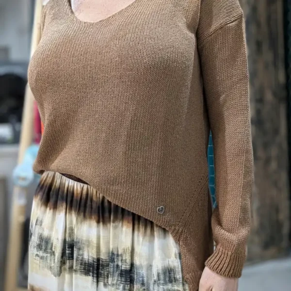 Pull de couleur marron, porté par un mannequin