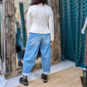 veste perfecto de couleur blanc, porté par un mannequin