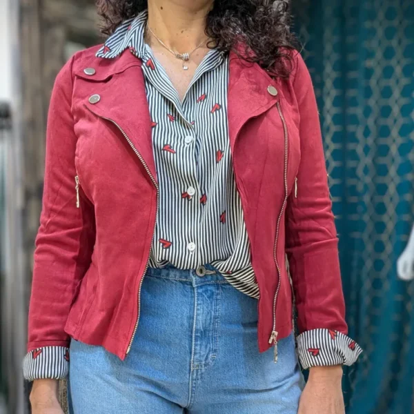 veste perfecto de couleur rouge, porté par un mannequin