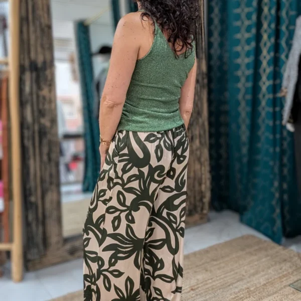 Haut a fines bretelles de couleur vert, porté par un mannequin.