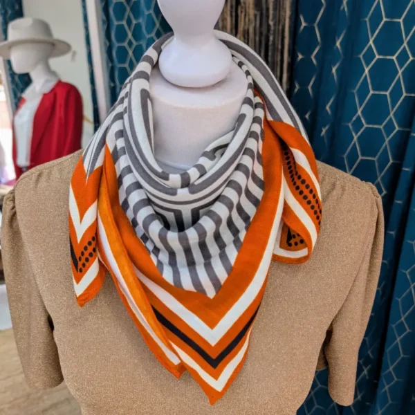Foulards autour d'un sans tête avec des couleur orange