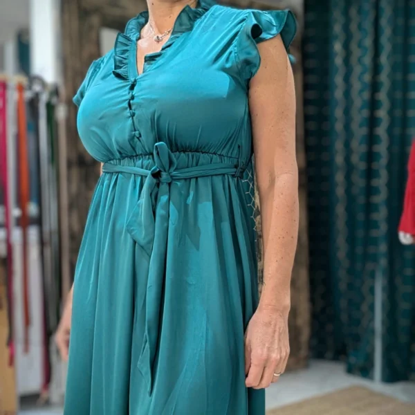 Robe courte sans manches, de couleur bleu, portée par un mannequin
