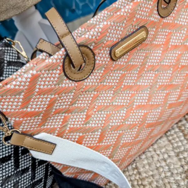 Sac de couleur orange, porté par un mannequin