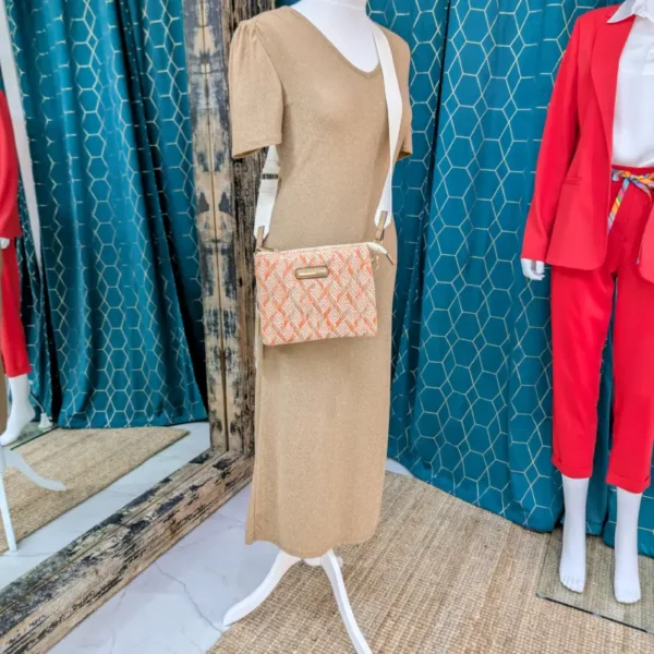 Sac porté par un mannequin , de couleur orange