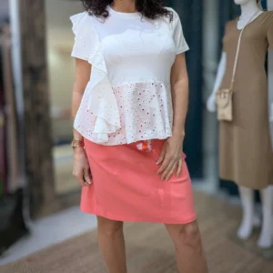 T-shirt de couleur blanc, porté par un mannequin