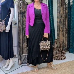 Veste courte de couleur violet, portée par un mannequin