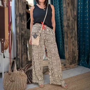 Pantalon de couleur noir et beige, porté par un mannequin