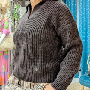 Pull de couleur marron, porté par un mannequin