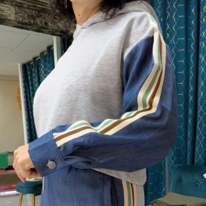 ensemble de jogging de couleur bleu et gris, porté par un mannequin