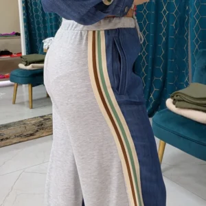 ensemble de jogging de couleur bleu et gris, porté par un mannequin