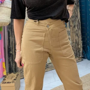 pantalon de couleur camel, porté par un mannequin