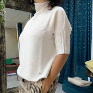 pull col roulé et manches 3/4 de couleur blanc, porté par un mannequin