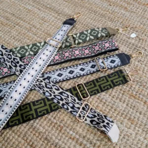 sangle pour sac a main pose sur le sol, de déférentes couleur