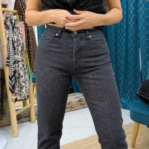 pantalon de couleur noir, porté par un mannequin