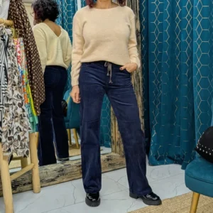 pull de couleur jaune, porté par un mannequin