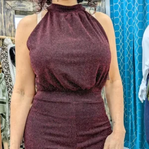 ensemble de couleur rouge sans manche, porté par un mannequin