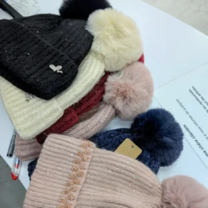 bonnet de couleur différente, posé sur une table