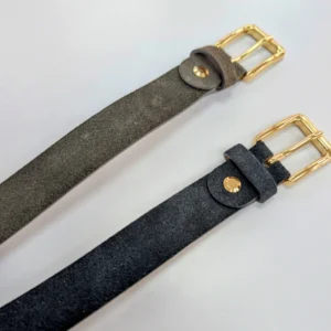 ceinture de couleurs différente, posé sur une table