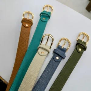 ceinture de couleurs différente, posé sur une table