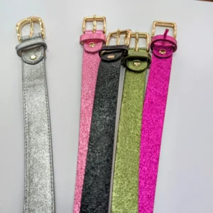 ceinture de couleurs différente, posé sur une table