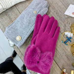 gants rose ou gris, posés sur une table