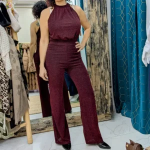 ensemble de couleur rouge sans manche, porté par un mannequin