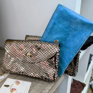 porte monnaie de plusieurs couleur, posé sur une table