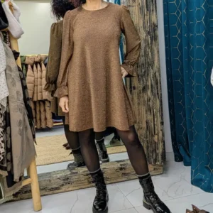 robe courte de couleur marron, portée par un mannequin