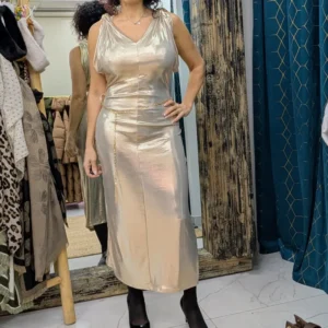 robe longue sans manche de couleur dorée/nacrée, portée par un mannequin