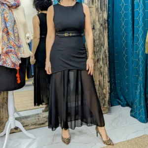 robe longue sans manches, de couleur noire, portée par un mannequin