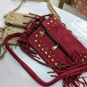 sac de couleur beige ou bordeaux, posés sur une table