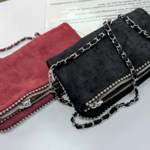 sac de couleur noir ou bordeaux, posés sur une table