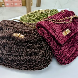 sac de couleur beige ou bordeaux, posés sur une table