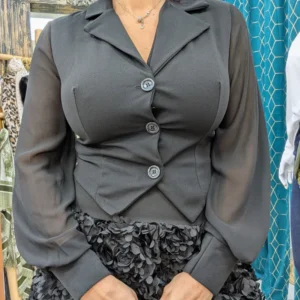 veste courte de couleur noire, portée par un mannequin