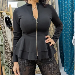 veste de couleur marron, portée par un mannequin