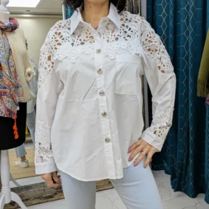 chemise de couleur blanche et brodée, portée par un mannequin