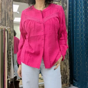 chemise de couleur fuchsia, portée par un mannequin