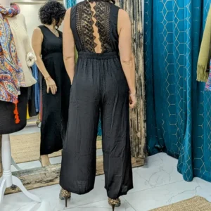 combinaison sans manches , de couleur noire, portée par un mannequin