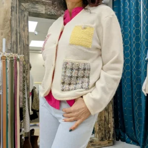 gilet beige des des poches de couleur, porté par un mannequin