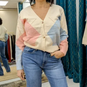 gilet de couleur différente avec des losanges, porté par un mannequin