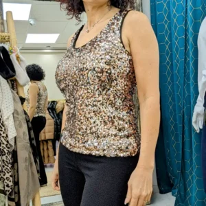 haut sans manches en sequin de couleur doré, porté par un mannequin