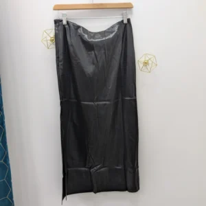 Jupe longue de couleur noire, portée par un cintre