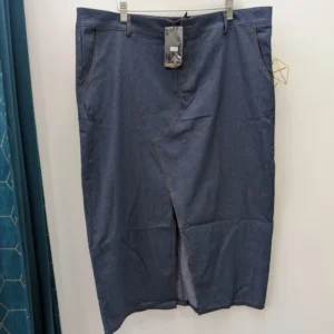 jupe longue en jean, portée par un cintre