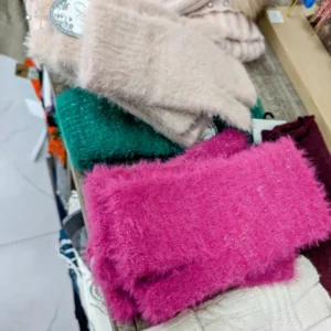 gants rose ou gris et vert, posés sur une table