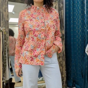 chemise très colorée, portée par un mannequin